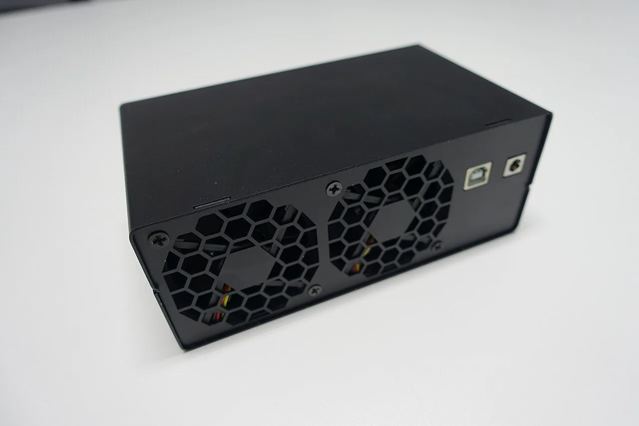 ماینر تک سطح مبتدی ASIC مشکی با فن خنک کننده بزرگ و روشنایی وضعیت فیروزه ای