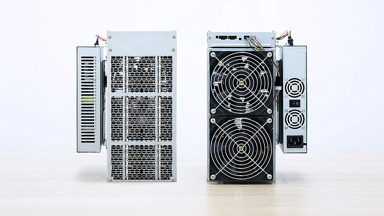 چهار ماینر ASIC که یک آرایه استخراج ابری حرفه ای فشرده را تشکیل می دهند