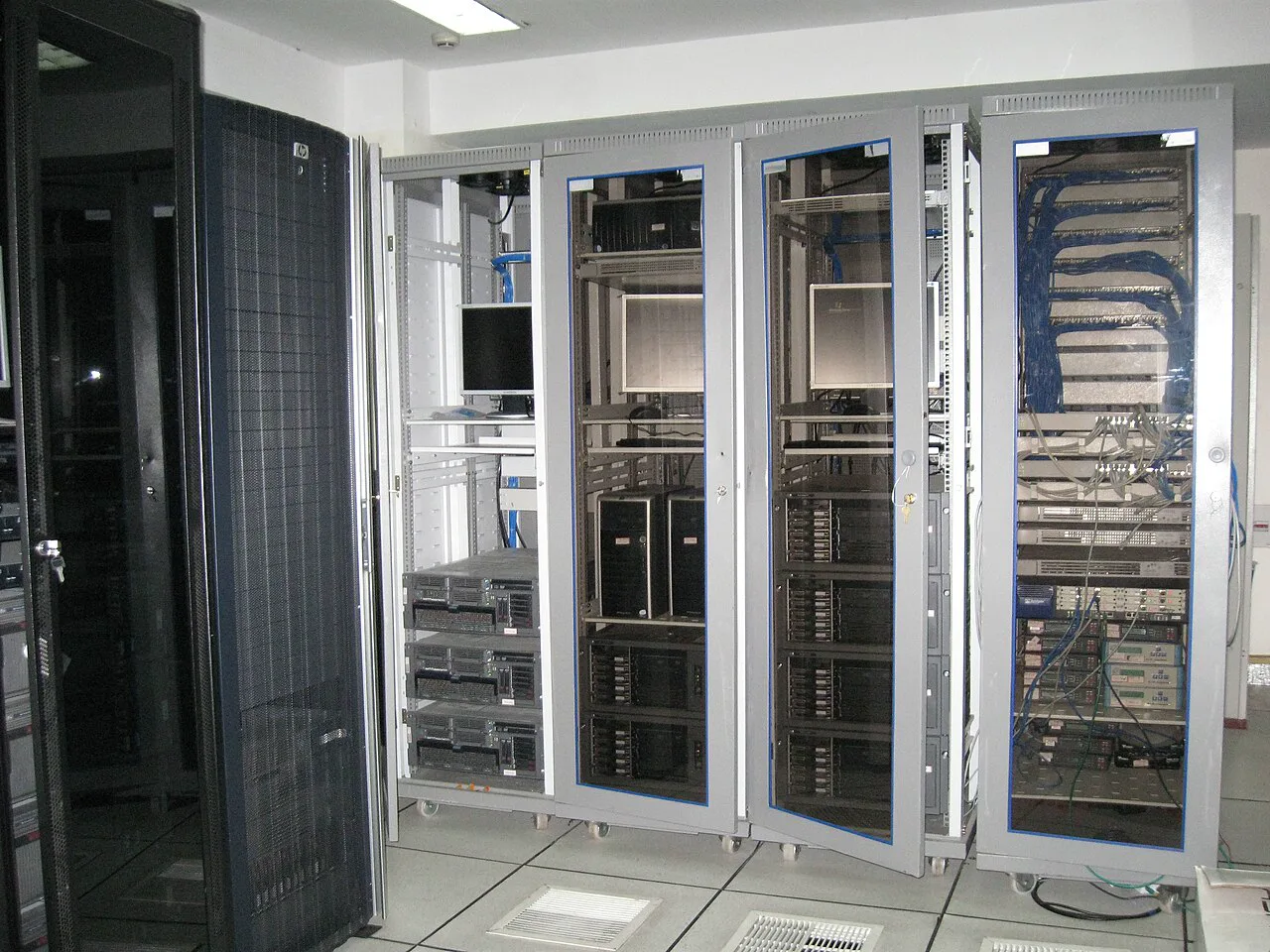 رک حرفه ای را با چندین واحد استخراج ASIC در یک مرکز داده مدرن باز کنید