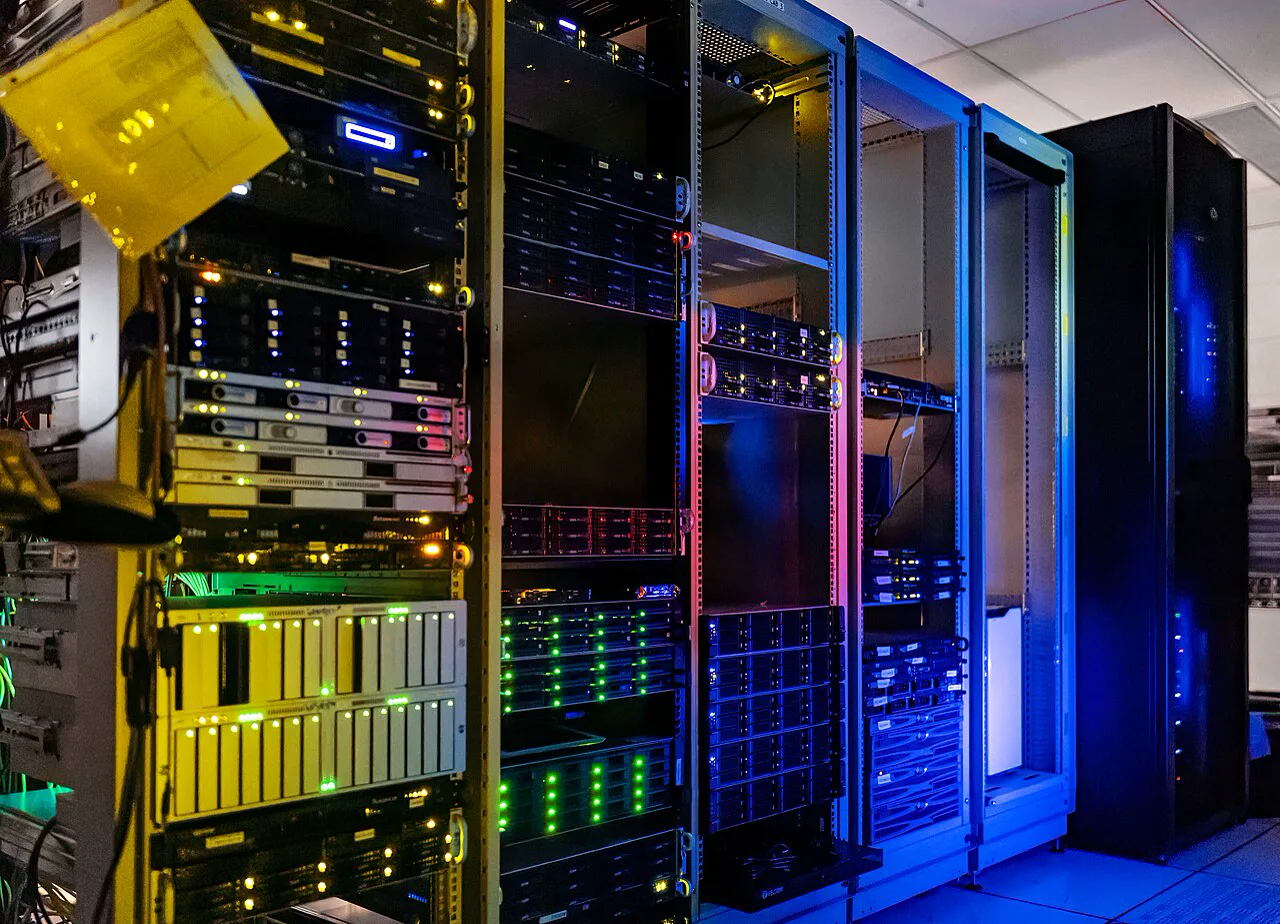 قفسه استخراج حرفه ای ASIC با چگالی بالا با نورپردازی برجسته بنفش و فیروزه ای